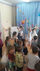 Sărbătoarea copiilor continuă, ne bucurăm cu toții că copilașii se simt bine la grădiniță.