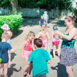 Activitățile copiilor pentru perioada estivală conțin multă distracție, muzică și băi de soare